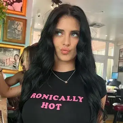 FrostyFez8749의 Isabela Costa