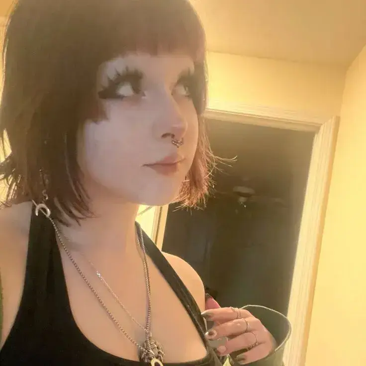 LaxestPlate7051의 Rowan — Chubby Goth Girlfriend