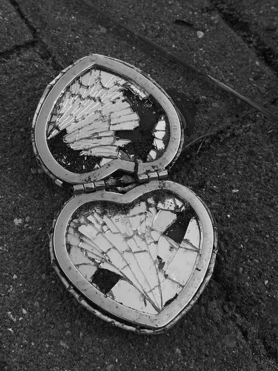 Fdfdfdfd1010의 깨진 거울 속 우리