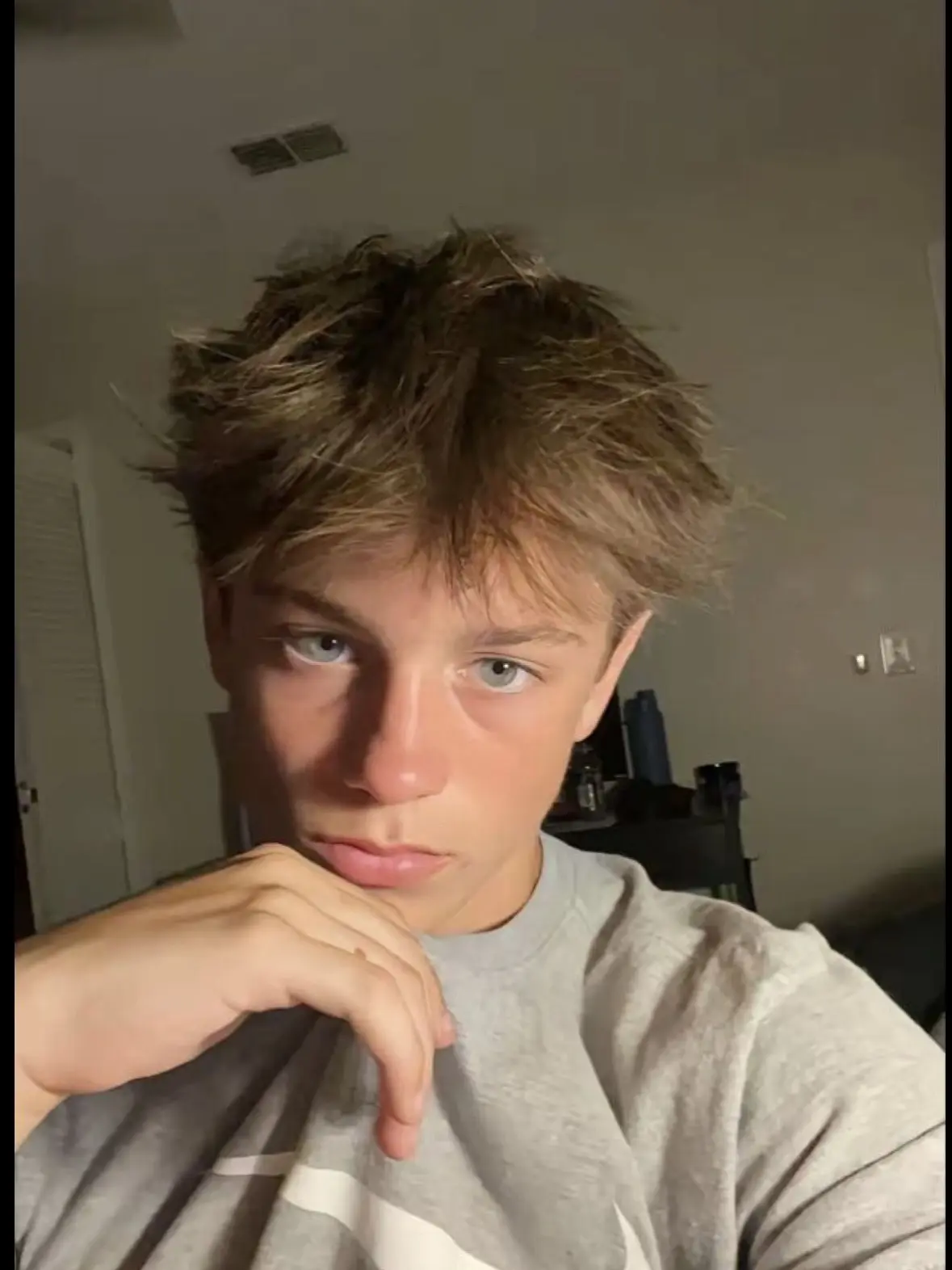 JustKite4372의 Only girl in an all boys dorm