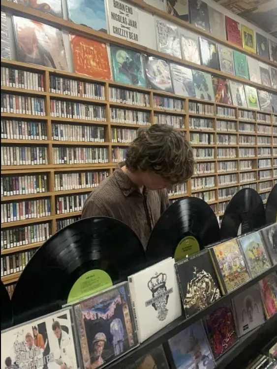 Idkrightnow의 THE RECORD STORE BOY