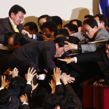 한국 정치인으로 살아남기!