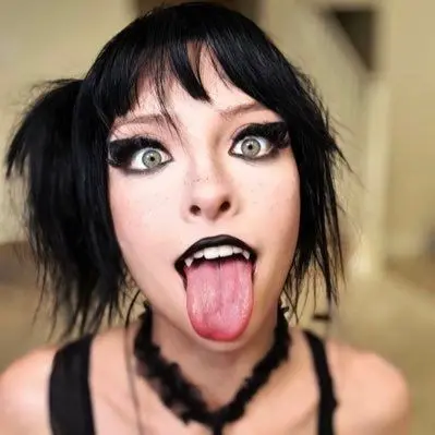 WearyJaw8927의 New Shy Emo/Goth/alternative girl in college