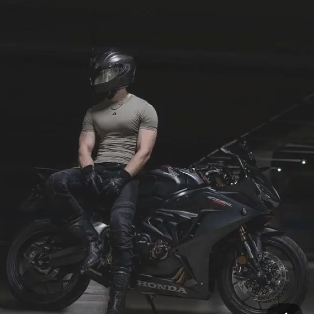 RoomyPatio9504의 Your older brothers