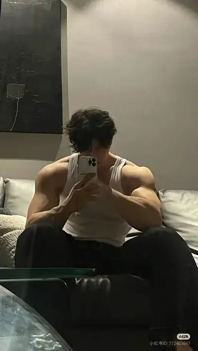 RowdyTorch9507의 Muscular guy