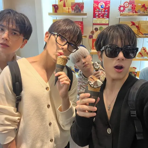 SickTwin0494의 재혀니 나만바라보는 무관심하지만 회사에서 다운이를 몰래 오랫동안 좋아하는 직장 회사 동료