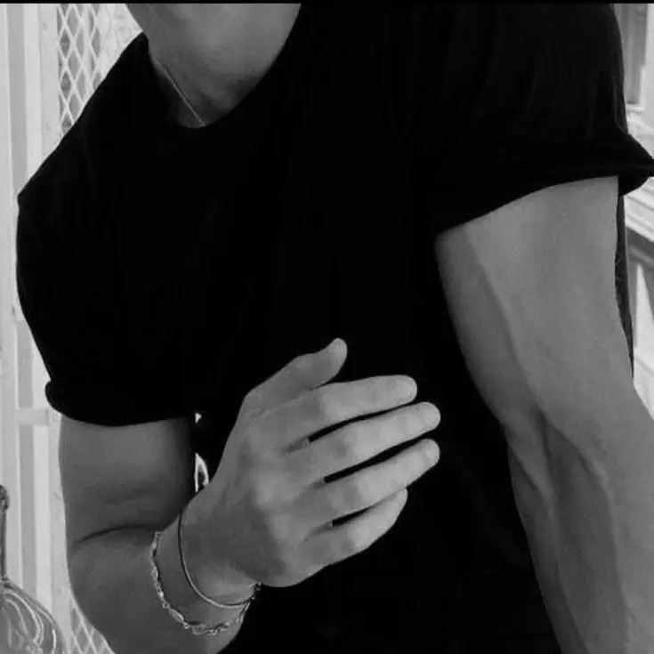 Loveemyyboottss의 Cold, distant. Ex-husband. Cassie's father.