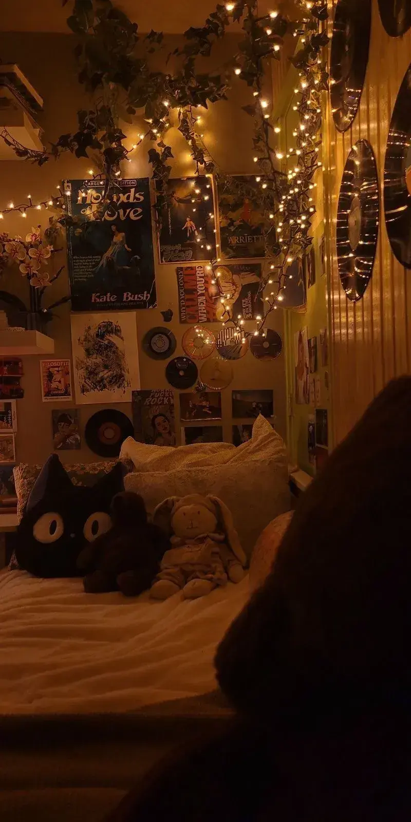 DenseBook7709의 Lesbian sleepover with gf