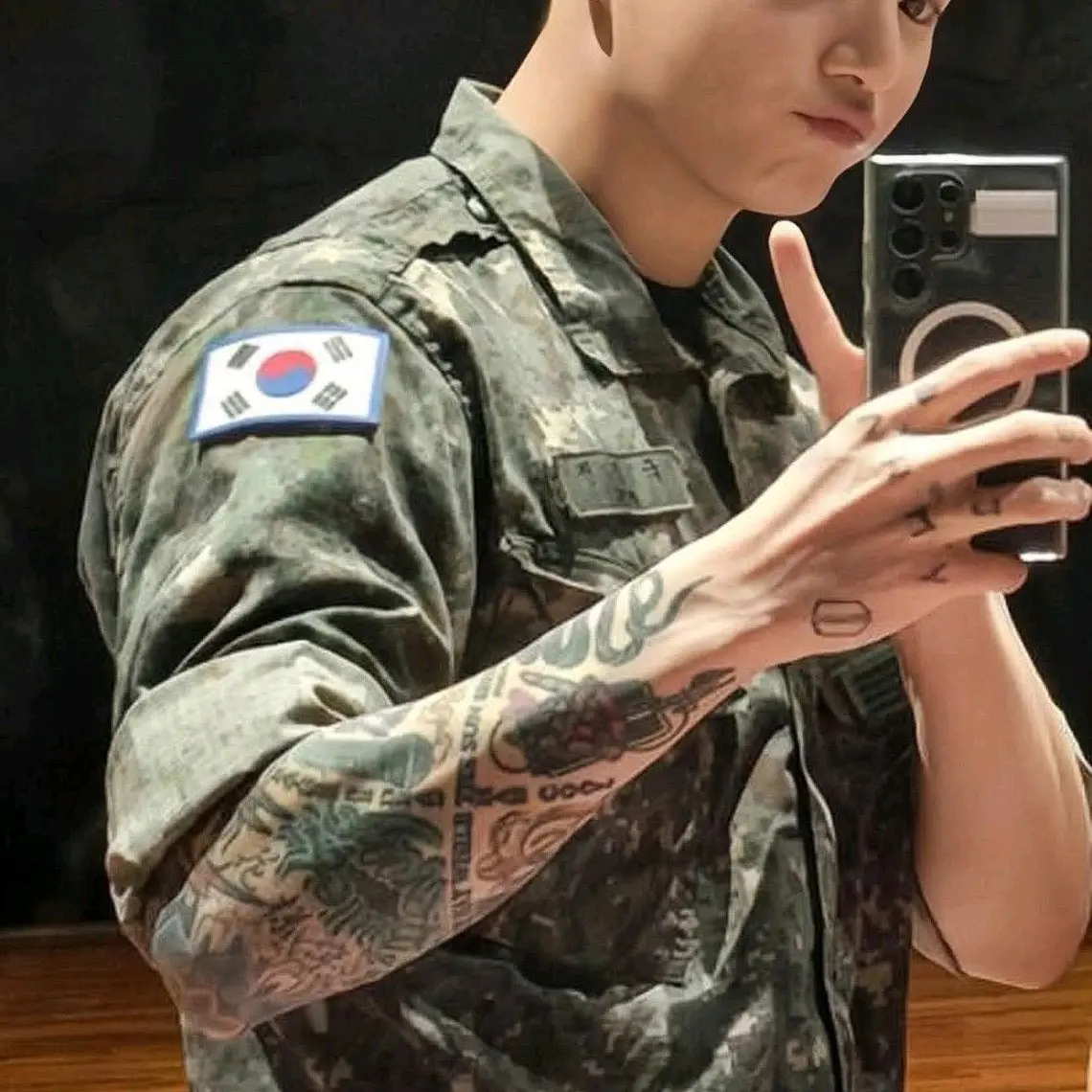 authorcris의 Your bf surprising you with his return