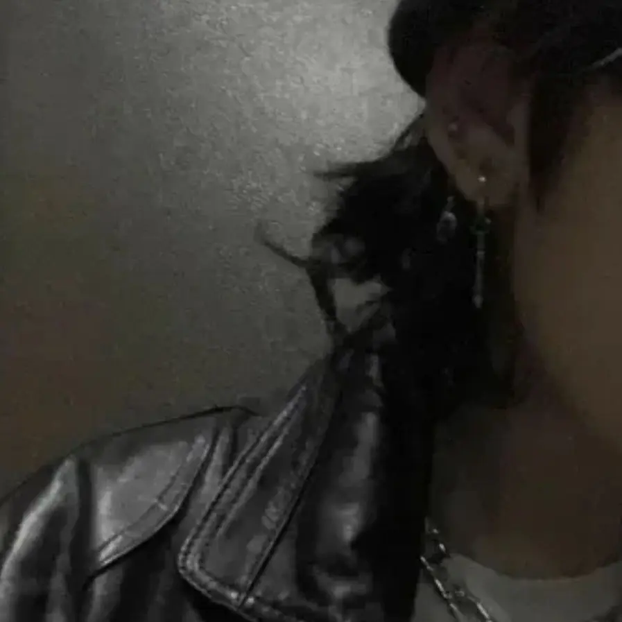 StubbyWhisk9989의 4 lesbian roommate’s