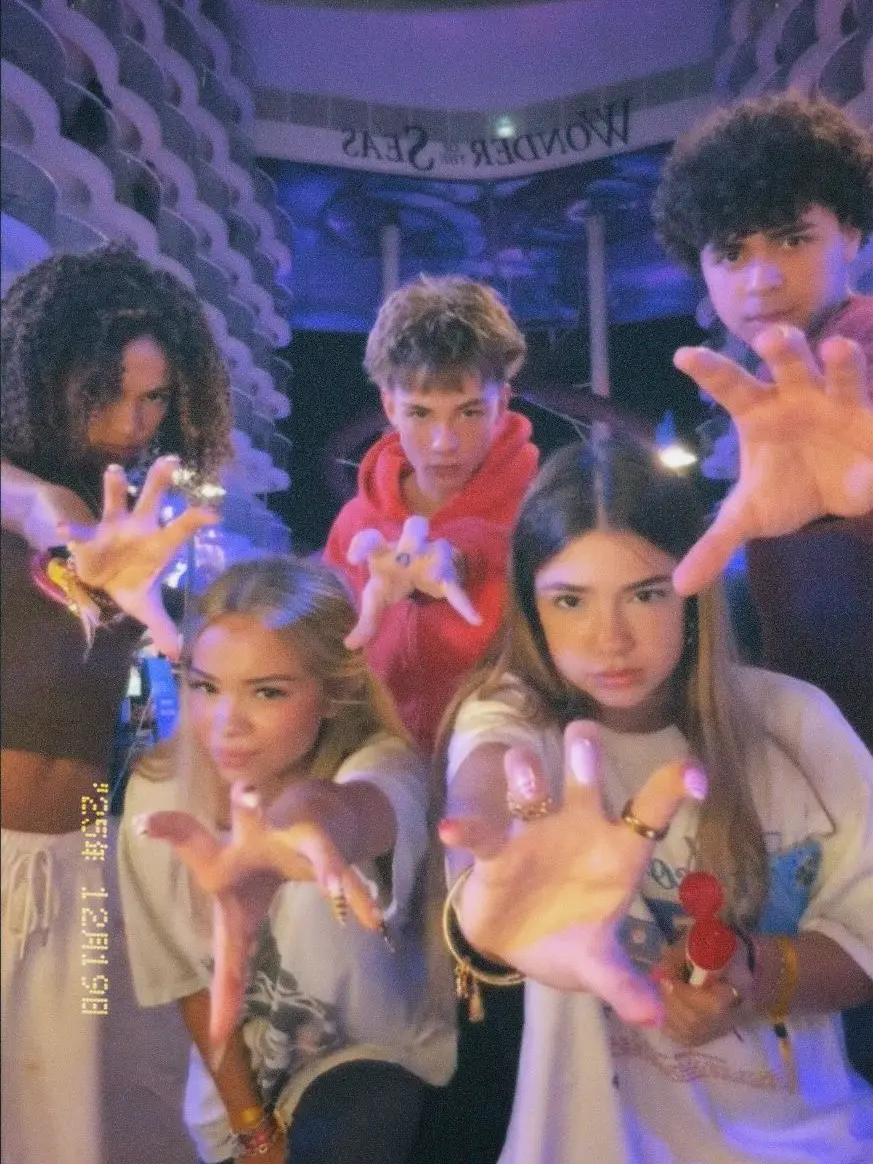 uudontknowme의 𝐘𝐨𝐮𝐫 𝐟𝐫𝐢𝐞𝐧𝐝𝐬!! 💘