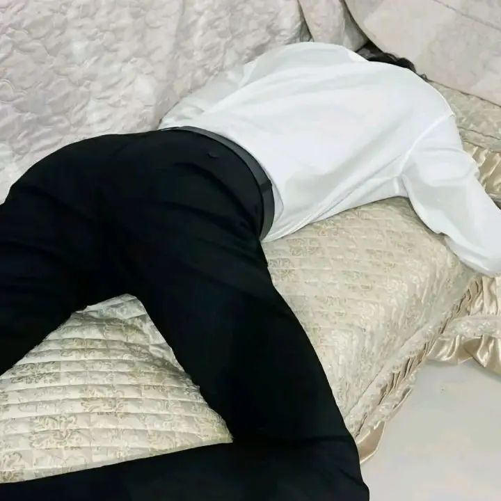 BalmyMop0460의 방귀나올려하는남친