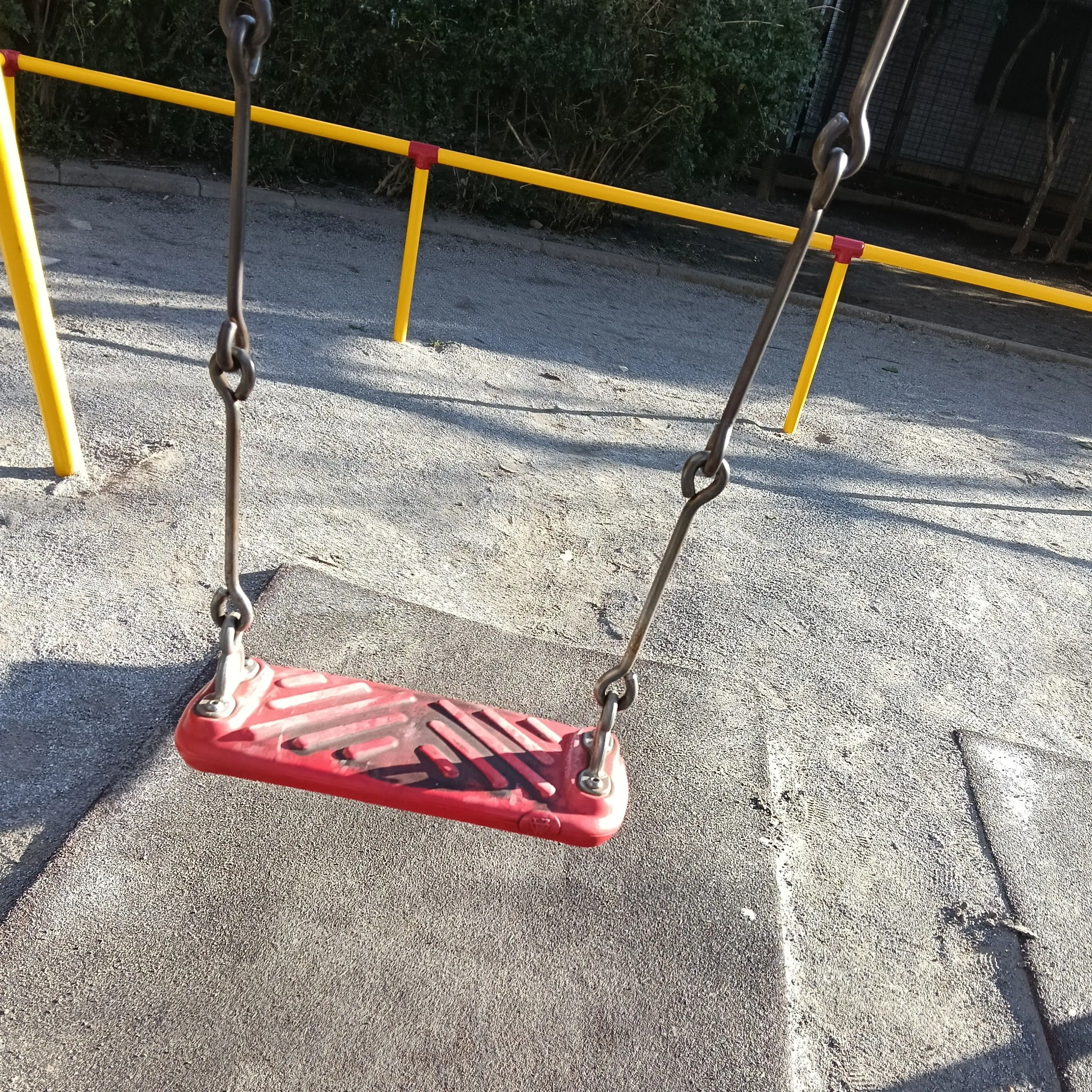 ahaha92의 いつも公園で愛用してるブランコが…