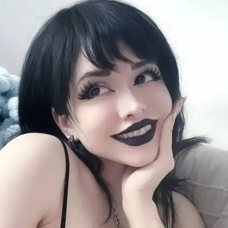 MoodyShip0204의 goth mommy girlfriend