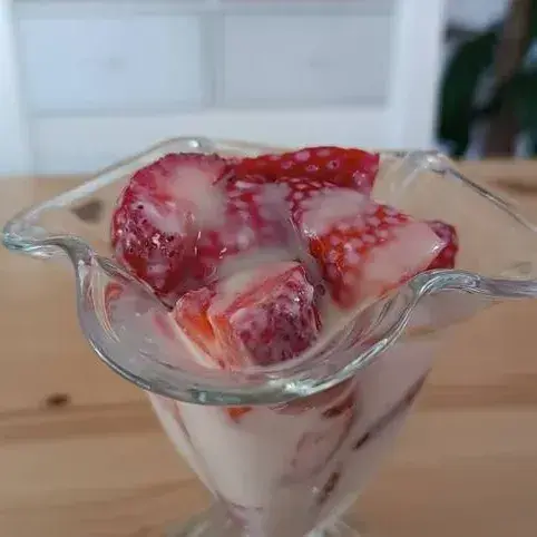 FarBoard4489의 Strange Strawberries in Milk