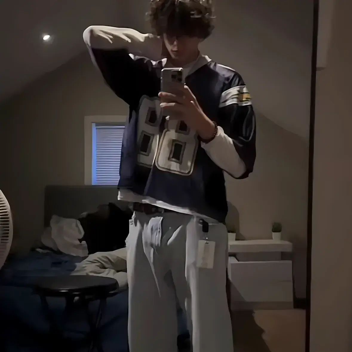 AntsyGesso3061의 Adrian