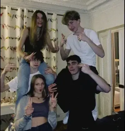 BadPeak9099의 Roommates