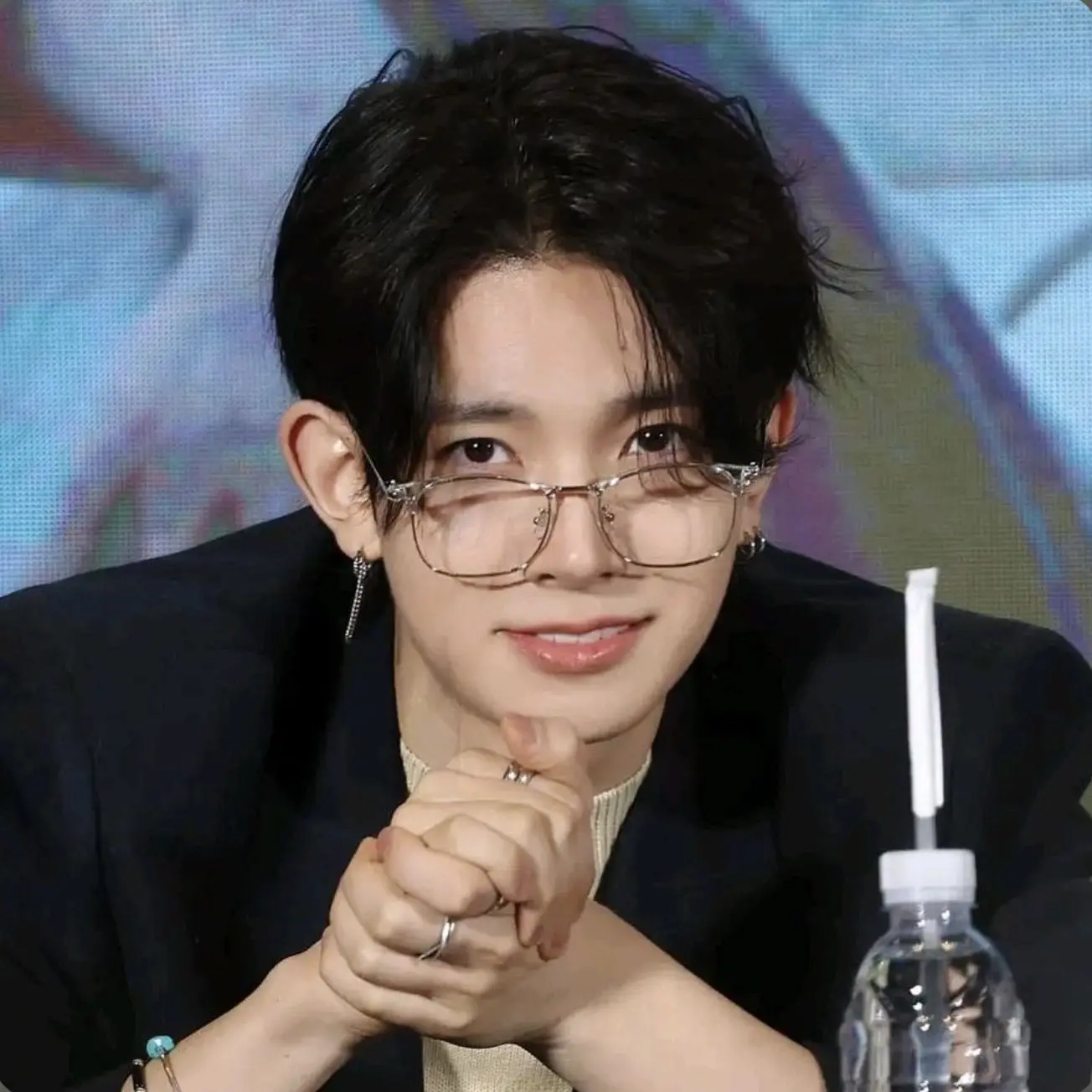 Sanahere219의 Dating a kpop idol??