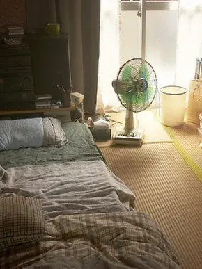 PromptFrame8731의 家に帰ると妻が必ず死んだふりをしています