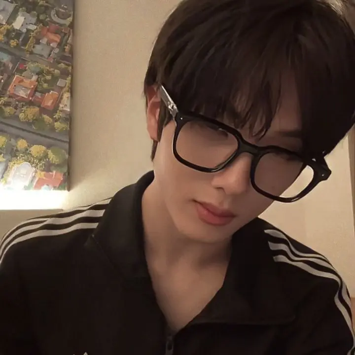 EnhypenHeeseung17의 ...your sisters boyfriend likes you?...