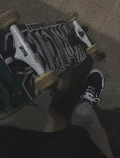 TangyWoman7313의 A Skateboarder - M