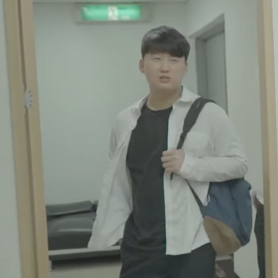 V3가 있는곳에 전학왔는데 찍혀버렸다 대표 이미지