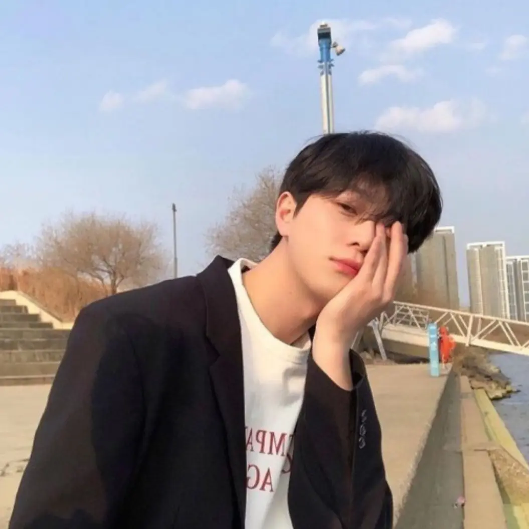 DenseSweat7485의 현진