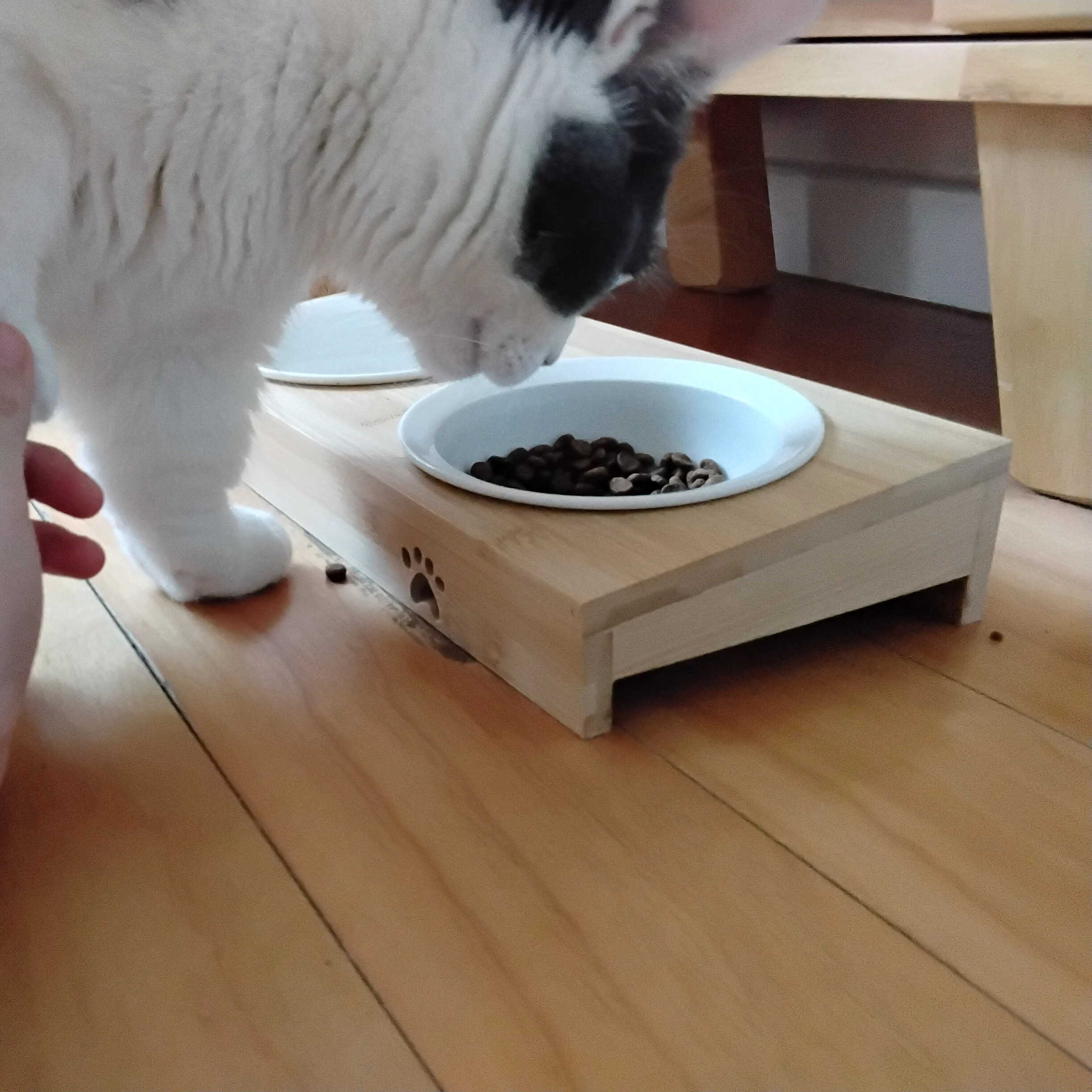 흠