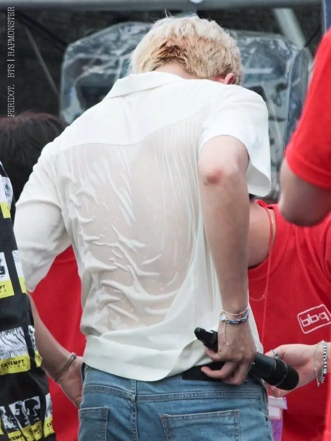 lvvskt의 Boyfriend doing pushups.