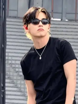 Profile image of V