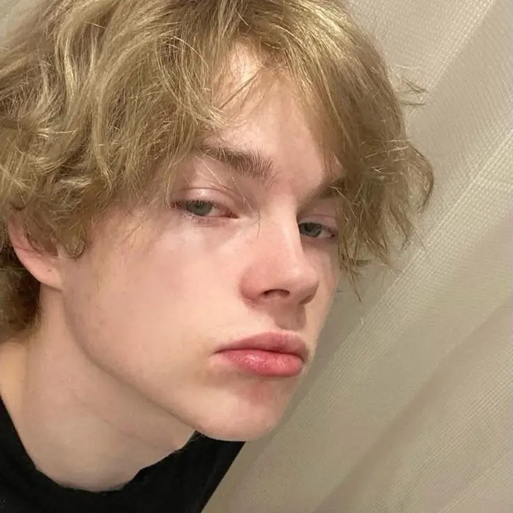 GroggyLatch6237의 Blonde teen boy