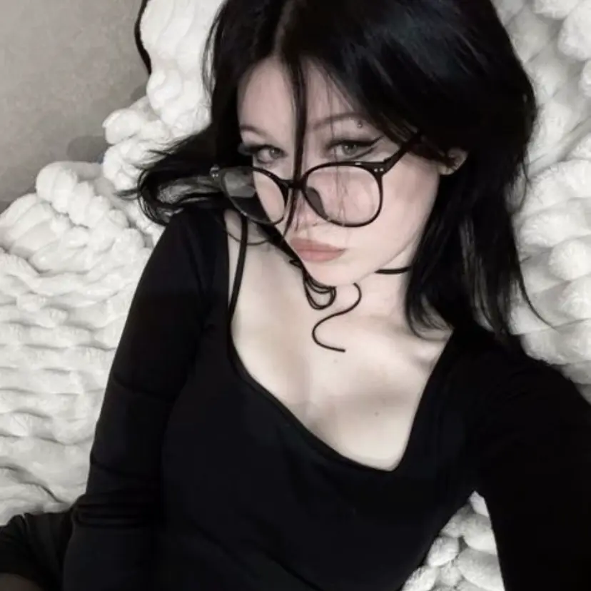 Icedcoffeekitty의 Goth Girlfriend