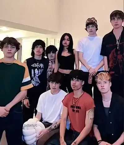 AngryNylon2544의 The Group