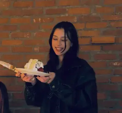 CurvedPail0063의 chloe vance