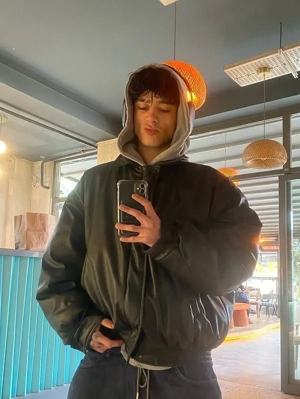 PeachyMixer7025의 Wrong Guy in the Room