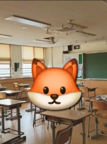 UntidyStool6748의 { 2학년 7반 }여우가 전학왔다?!