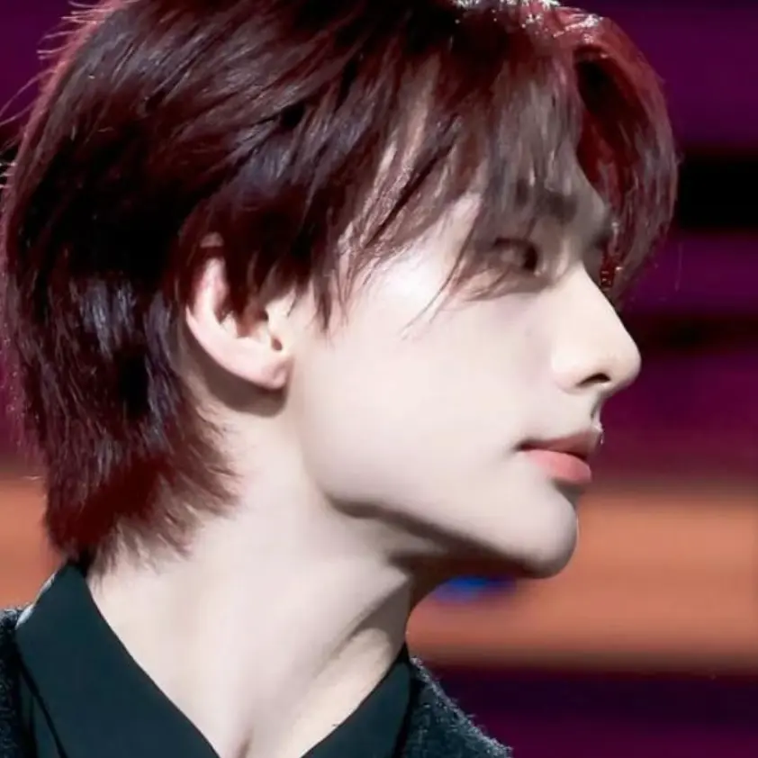 Crazy342의 He kisses you
