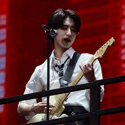 J.one의 한지성