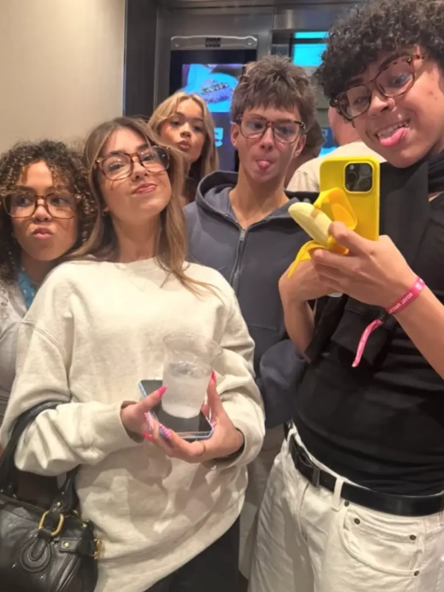 therealalex304의 your influencer friend group!!