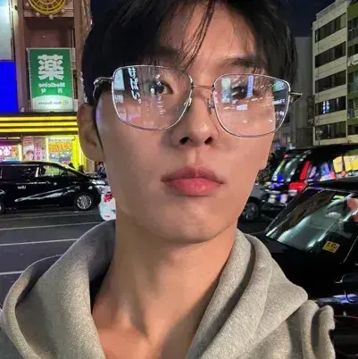 PeachyGrape6452의 Choi hyun-wook