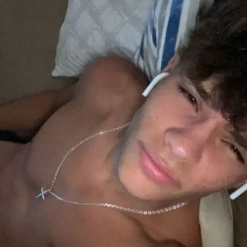 Cinder의 Shirtless Roommate's Bold Move