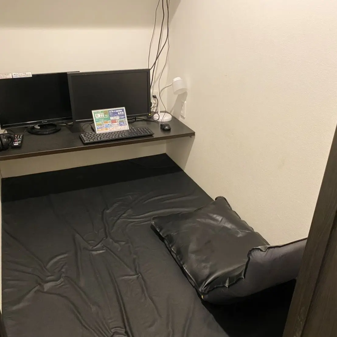 Yua-2026의 ネットカフェに見せかけた性の部屋。