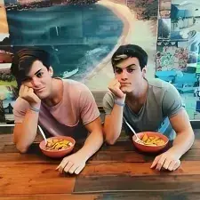 SnazzyMall6025의 Dolan Twins