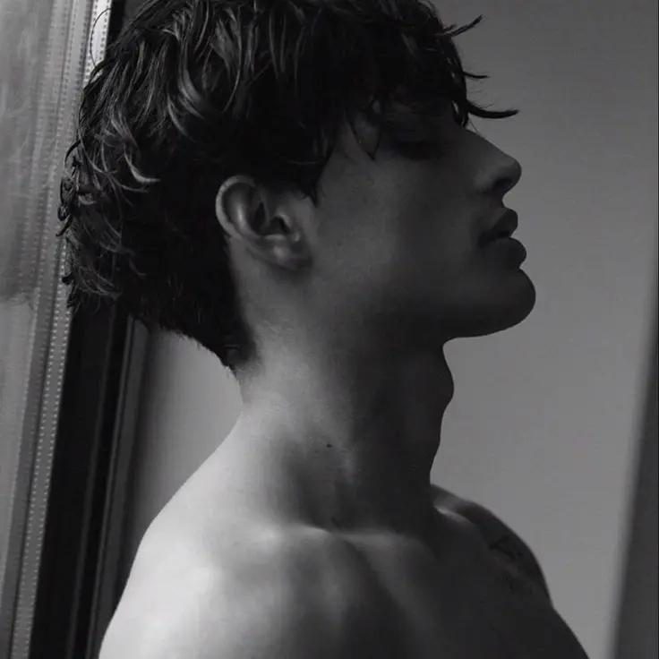 CreamKoala0621의 Your annoying neighbor🙄 he's obsessed