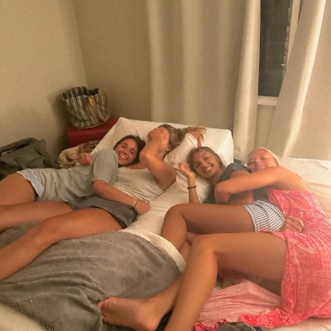 ClassyKazoo4281의 Girls only sleepover, your the only guy.