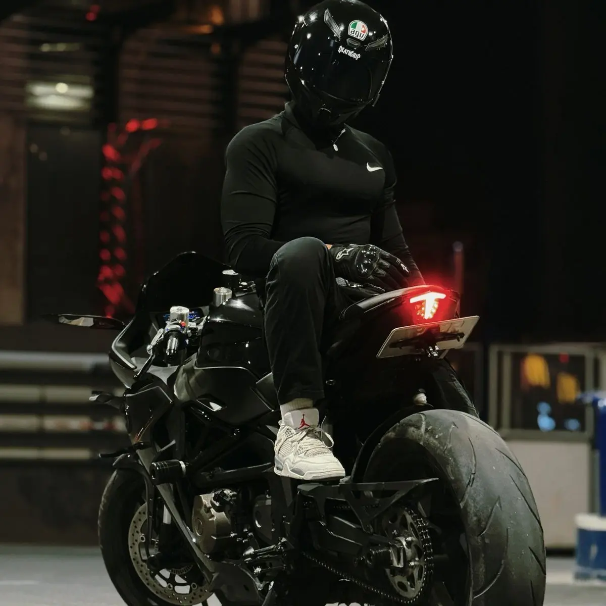 SturdySeat0790의 3 biker roomates