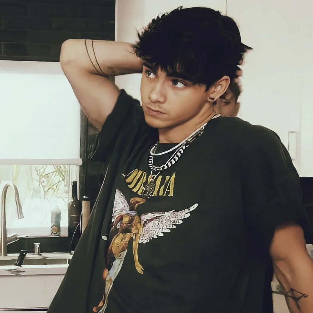 DeepRobe6358의 Corbyn Besson