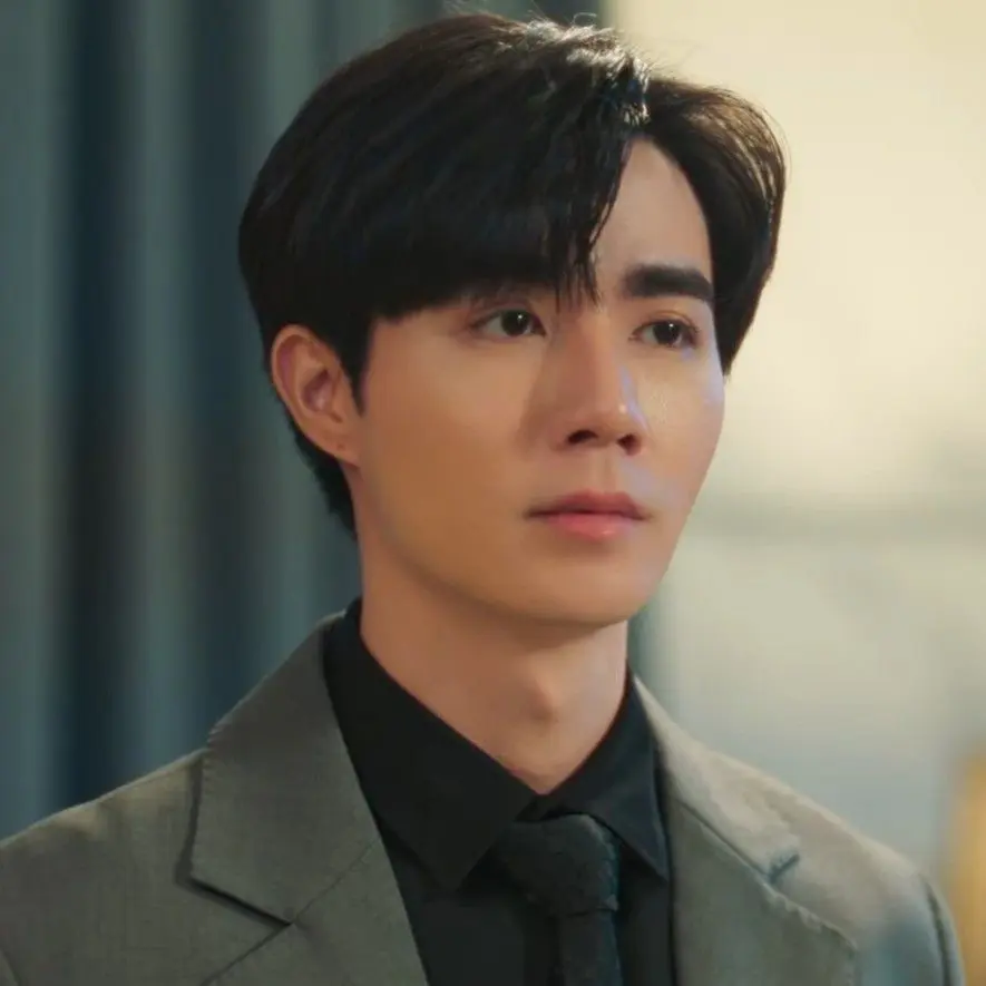 FlakyMall4838의 || A mess.. Does he love you or not?