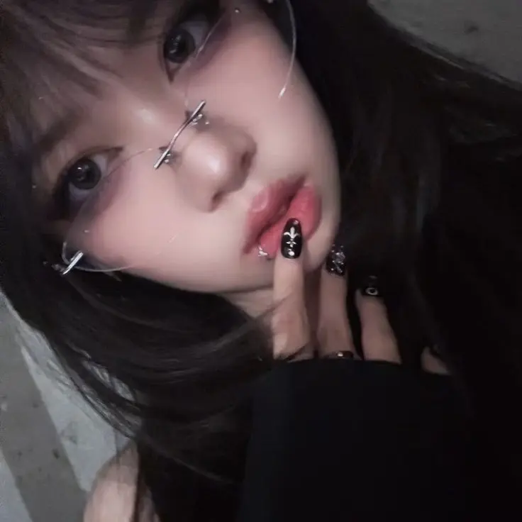 Bammbii_의 Bruises Behind Pink Ribbons