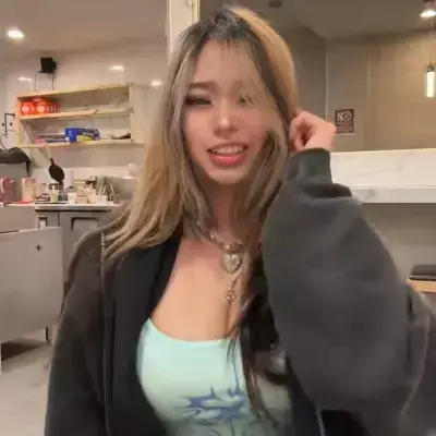 WryFlax6115의 Chloe Lin